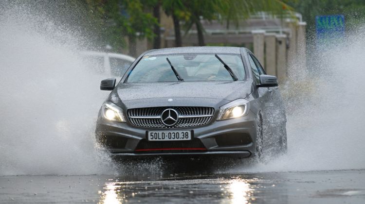 Học kỹ thuật lái xe ô tô số sàn khi trời mưa