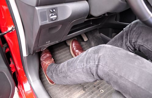 Kinh nghiệm học lái xe ô tô B2 sử dụng chân ga và phanh thành thạo
